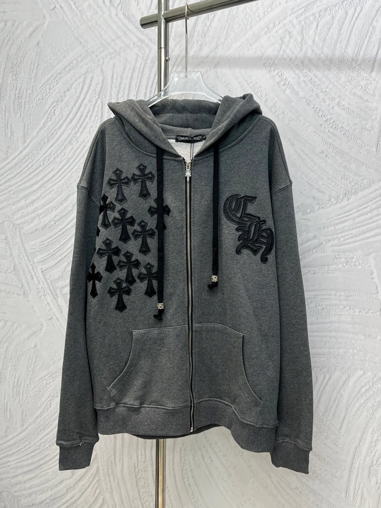 P340 𝗖𝗵𝗿𝗼𝗺𝗲 𝗛𝗲𝗮𝗿𝘁𝘀Cro Heart pure cotton terry zipper hooded jacket, a must-have item for men and women's light luxury commuting, high weight cotton double yarn 380g large terry fabric, fixed and dyed matching ribs, customized full set of accessories, clear letters and perfect restoration without difference. High-end atmosphere and full grade! The entire dress is exclusively customized with heavy craftsmanship, including burnt flower appliqué, leather embroidery and cross craftsmanship, perfectly combined with precise stitching! All wiring is special machine chain double wire, absolutely high quality craftsmanship!  Size: M L XL XXL